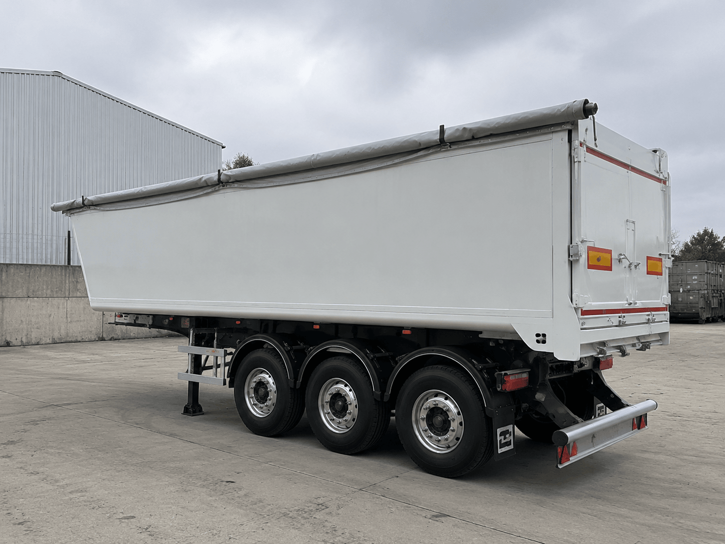 Naczepa walking floor wykorzystywana w transporcie odpadów zgodnym z BDO